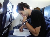 Zlatko uči u avionu :)